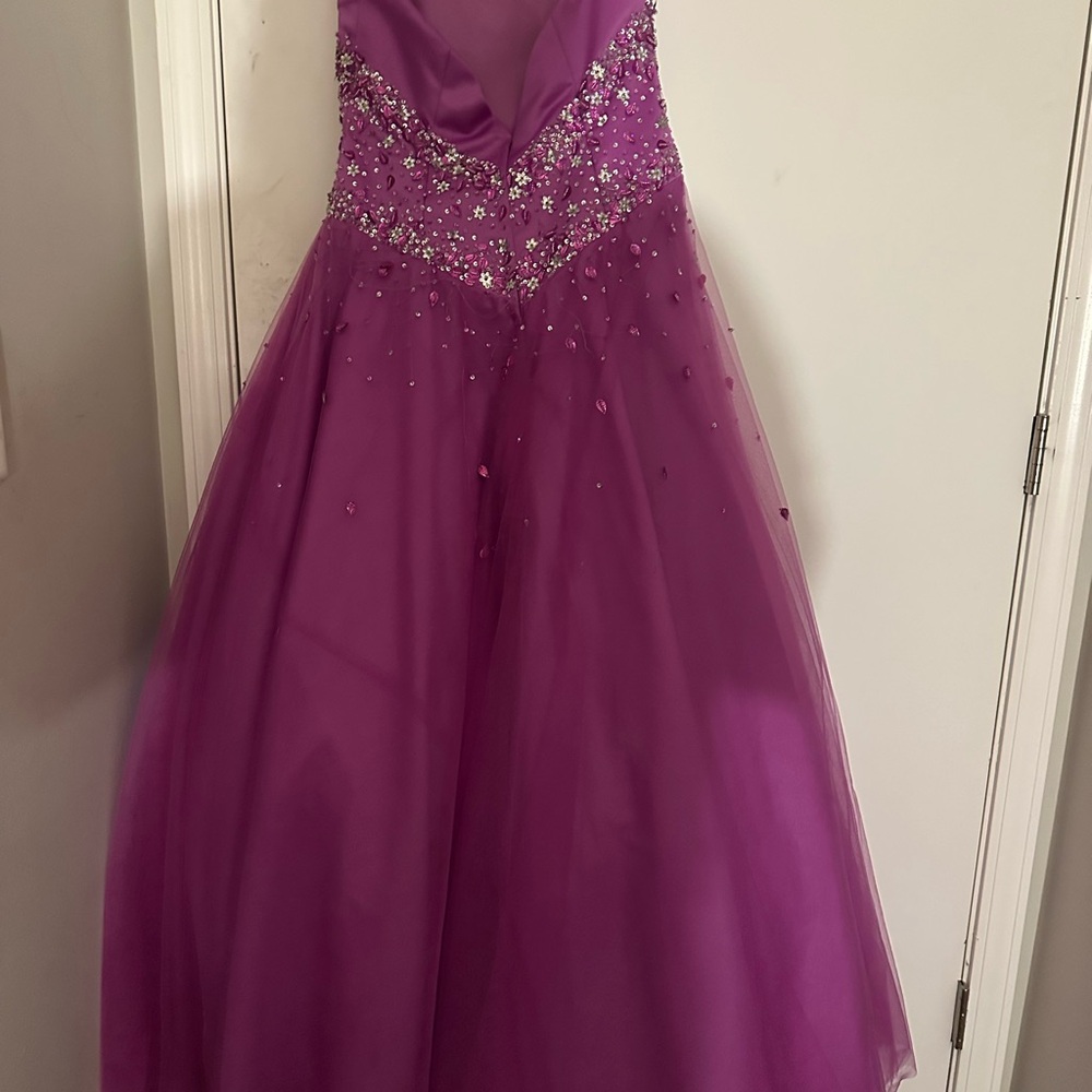 I wore this dress and a spring formal a few years ago. - Picture 10 of 13